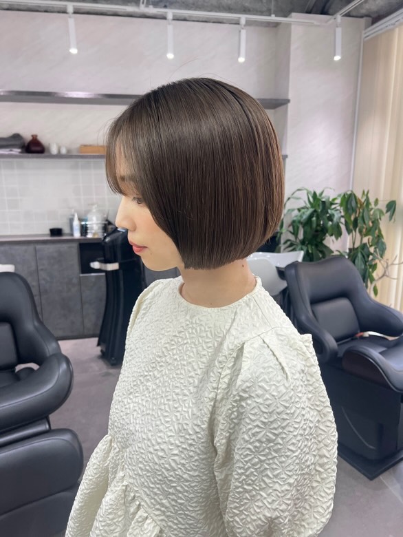 美容室で髪を整えてもらった女性