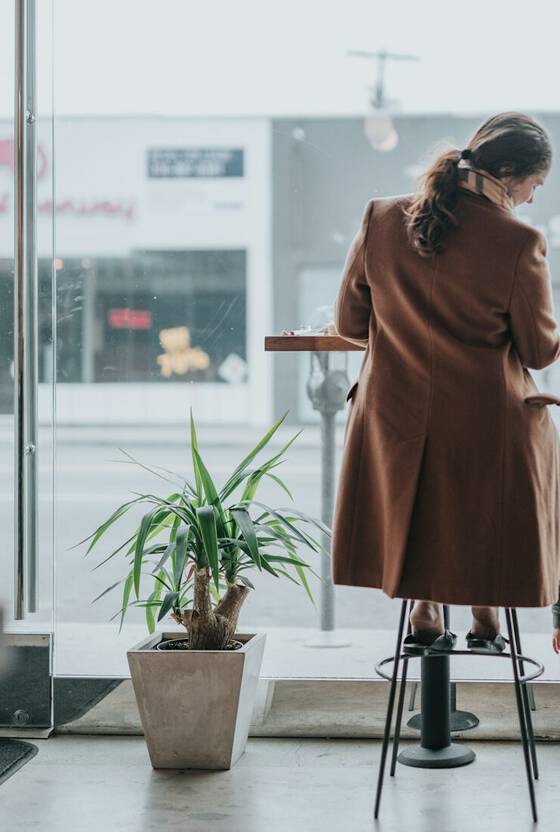 カウンター席で過ごす女性